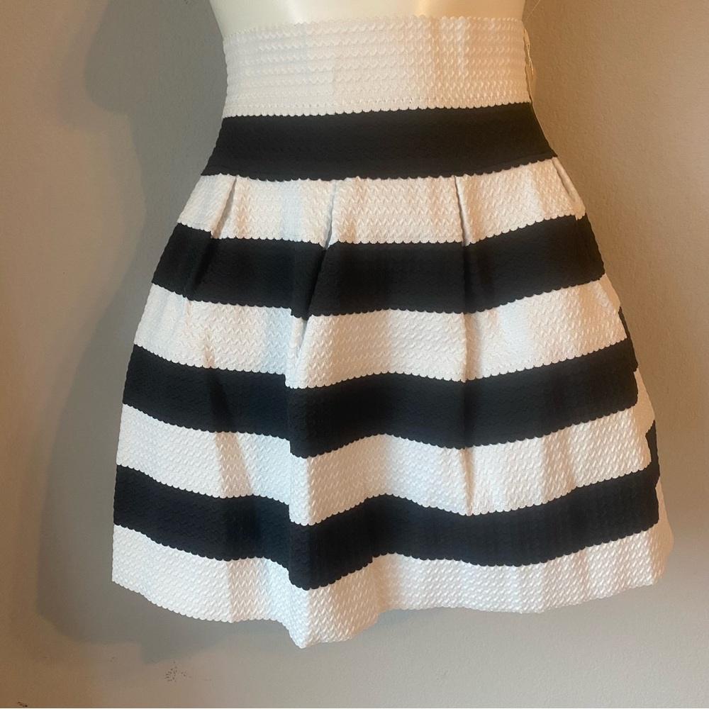 Neskay  Flare Skirt Women’s Medium Black White Striped Polyester Comfort Pleated
